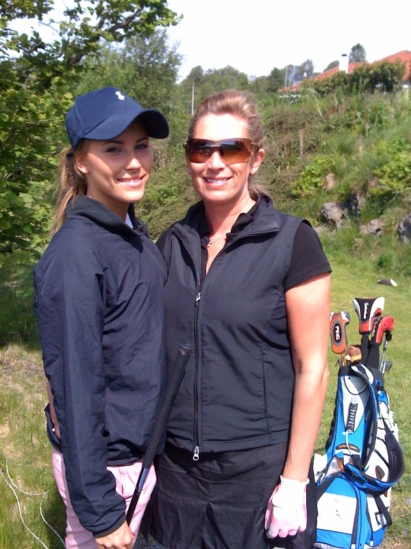 sopcath-fana Sophie og Cathrine på hyggelig golfrunde