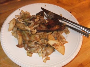 Svinekotelett med varm kålsalat